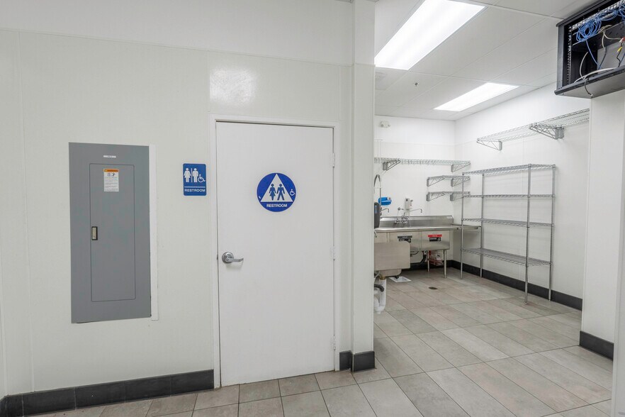 More Photos Of 12274 Palmdale Rd, Victorville Storefront For Lease