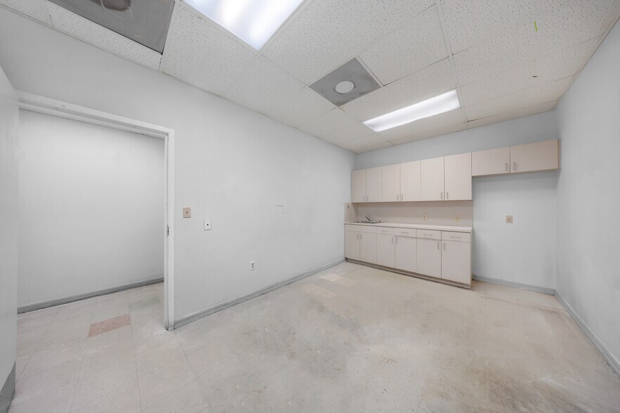 More Photos Of 2901 NW 17th Ave, Miami Office For Sale
