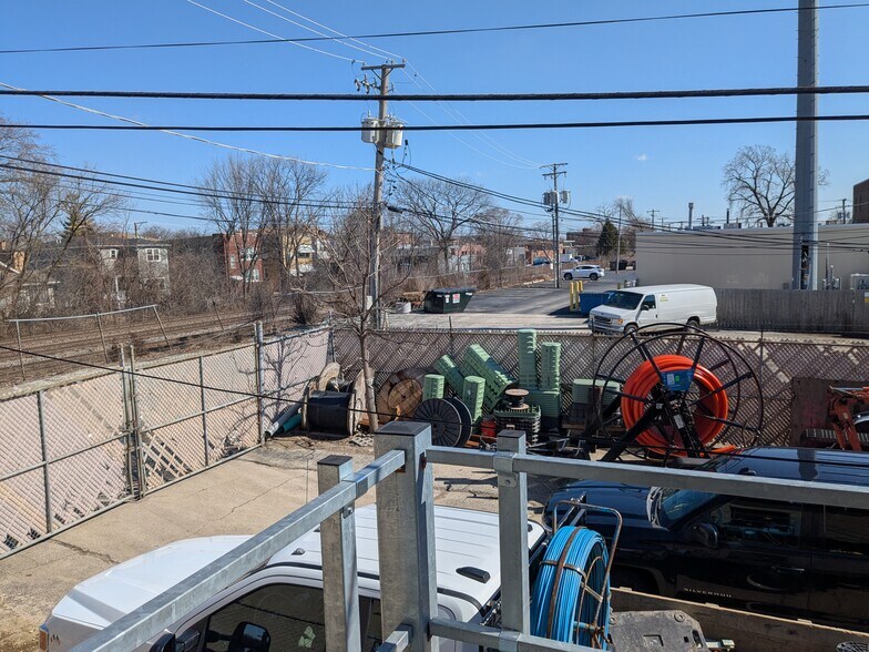 More Photos Of 6575-6577 N Avondale Ave, Chicago Service For Lease