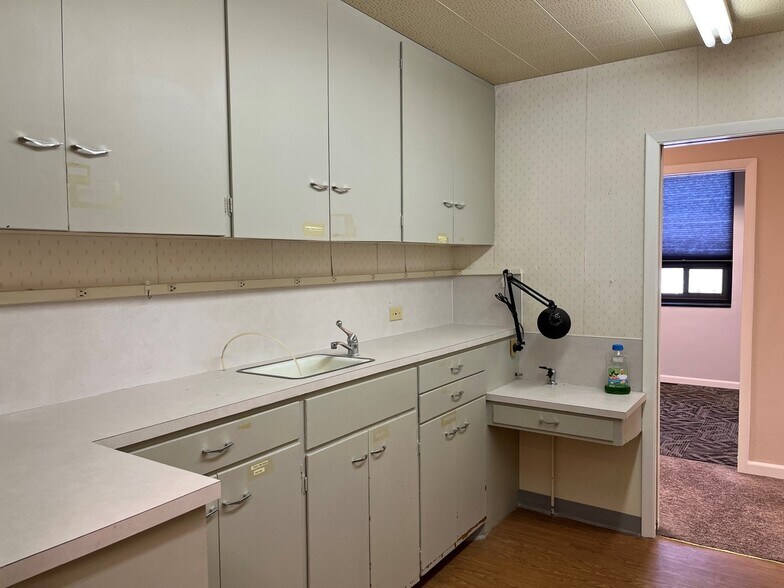 More Photos Of 411 W 5th St, McCook Medical For Lease