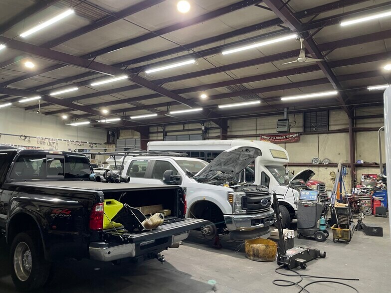 More Photos Of 700 Griffith Rd, Charlotte Service For Lease