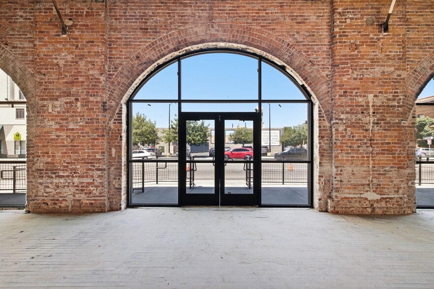 More Photos Of 1623-1633 19th St, Bakersfield Freestanding For Lease