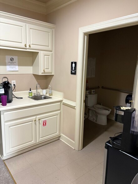 More Photos Of 6758 Jamestown Dr, Alpharetta Medical For Lease