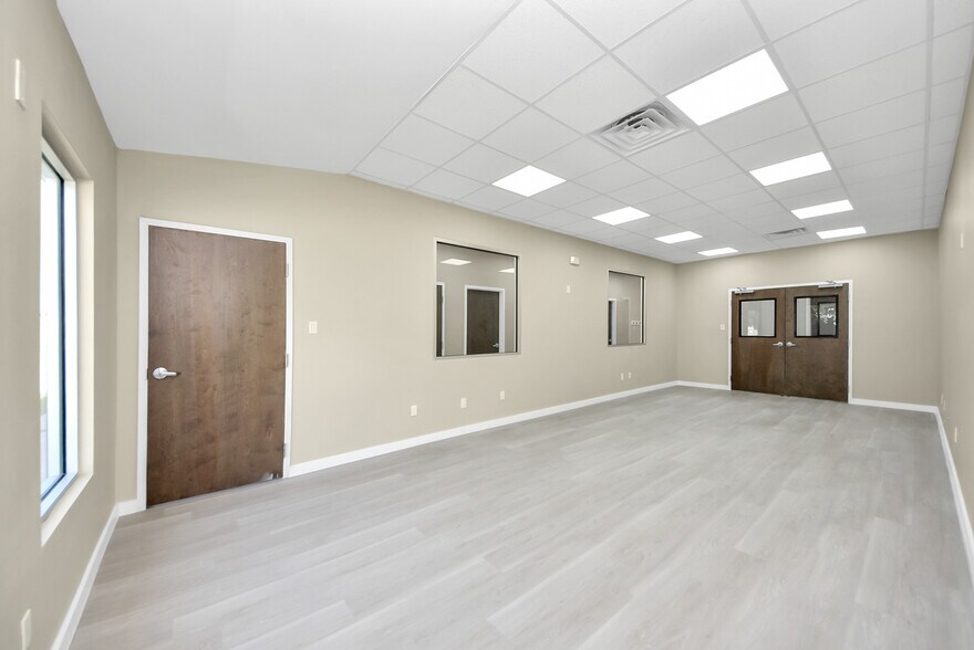 More Photos Of 1563 Live Oak St, Webster Office For Sale