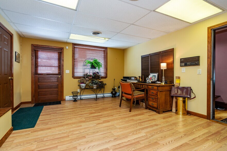 More Photos Of 90 Putnam Pike, Johnston Flex For Sale