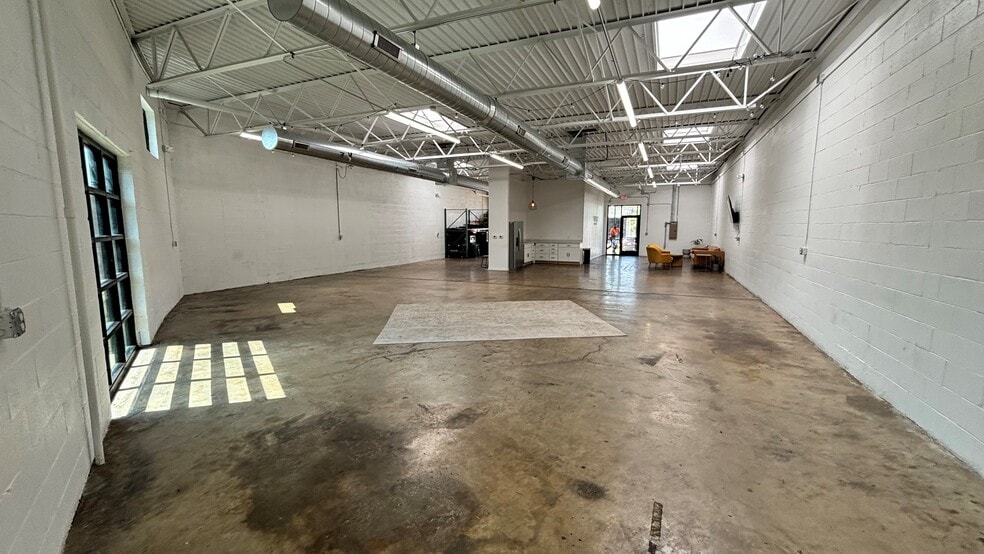 More Photos Of 2285 & 2289 Vantage St, Dallas Light Manufacturing For Lease