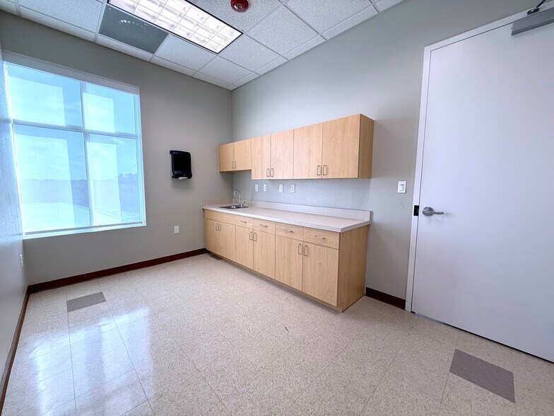 More Photos Of 1743 Park Center Dr, Orlando Medical For Lease
