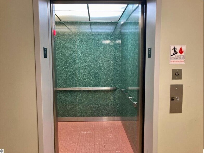 More Photos Of 221 Garland St, Traverse City Storefront Retail Office For Lease