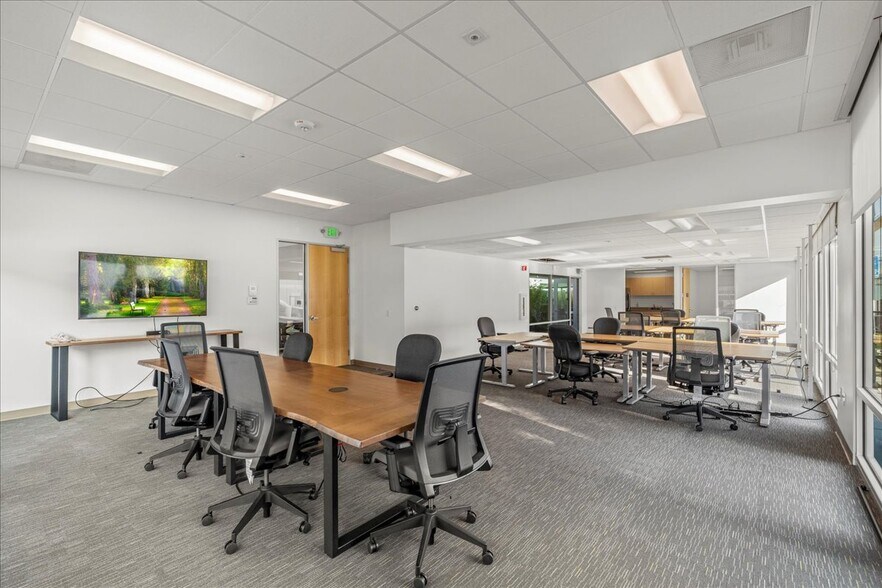 More Photos Of 555 Veterans Blvd, Redwood City Office For Lease