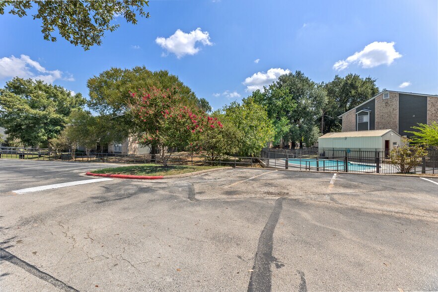 More Photos Of 1000 E University Dr, College Station Apartments For Sale