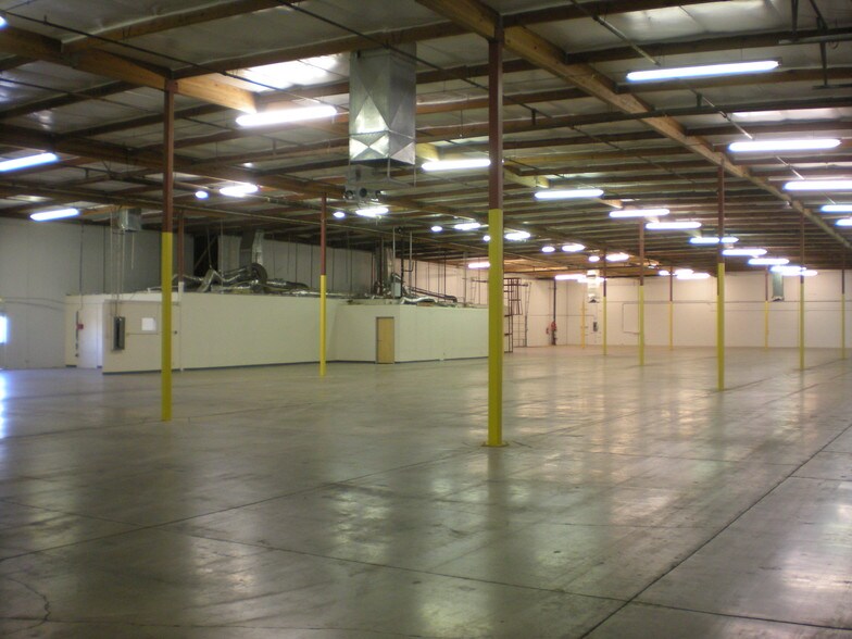 More Photos Of 819 W Fairmont Dr, Tempe Warehouse For Lease