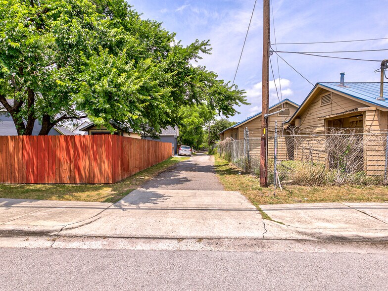More Photos Of 2627 Manor Rd, Austin Hotel For Sale