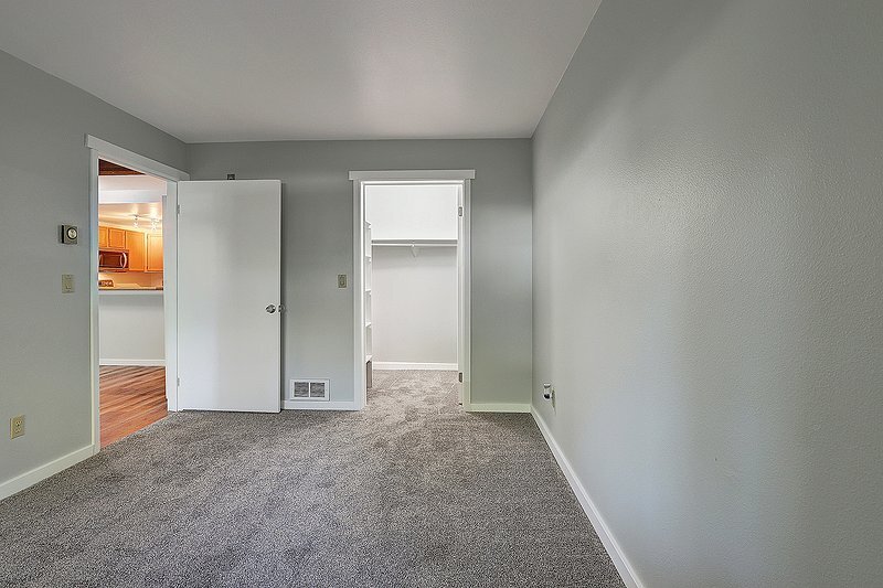 More Photos Of 9800 Roosevelt Way NE, Seattle Apartments For Sale