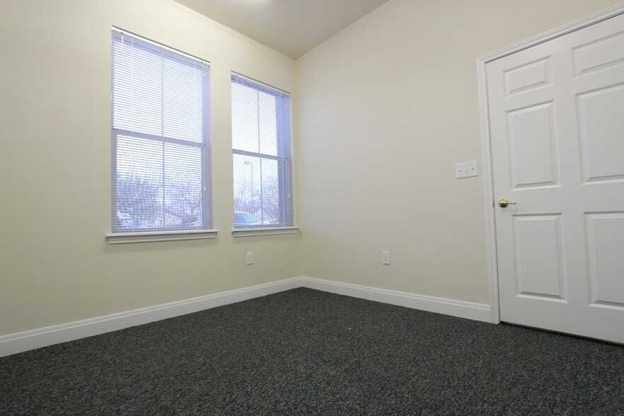 More Photos Of 1311 Chisholm Trl, Round Rock Office For Lease