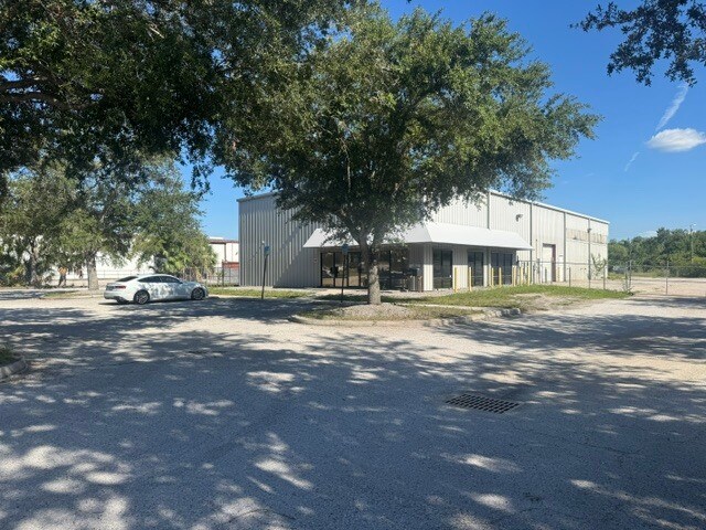 More Photos Of 9507 Palm River Rd, Tampa Warehouse For Lease