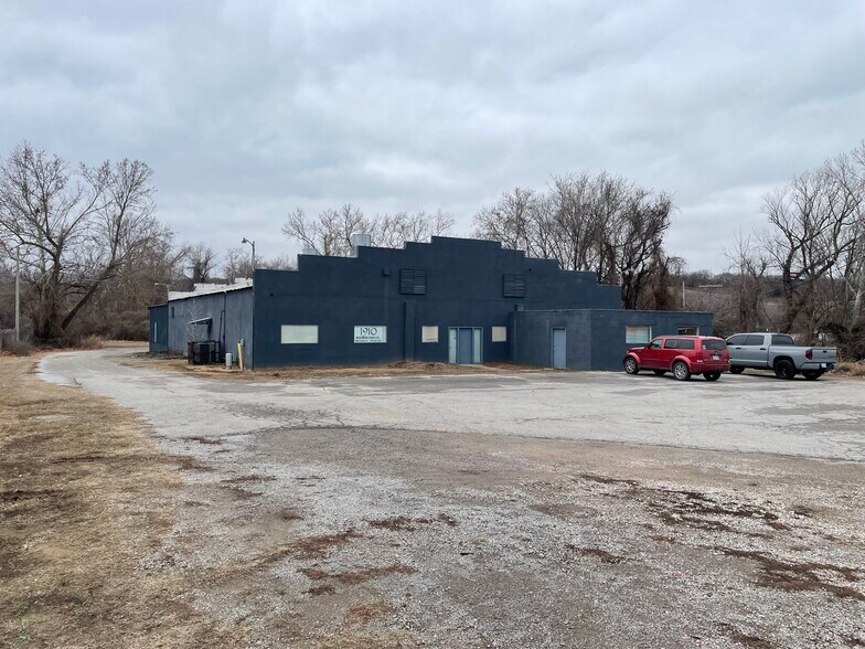 More Photos Of 920 W Skelly Dr, Tulsa Manufacturing For Lease