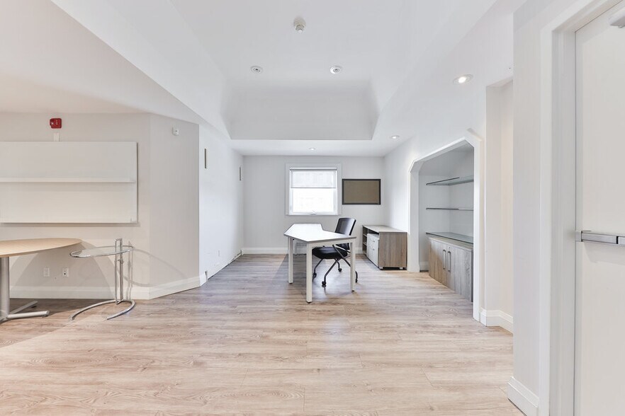 More Photos Of 15 Mississauga Rd S, Mississauga Office For Lease