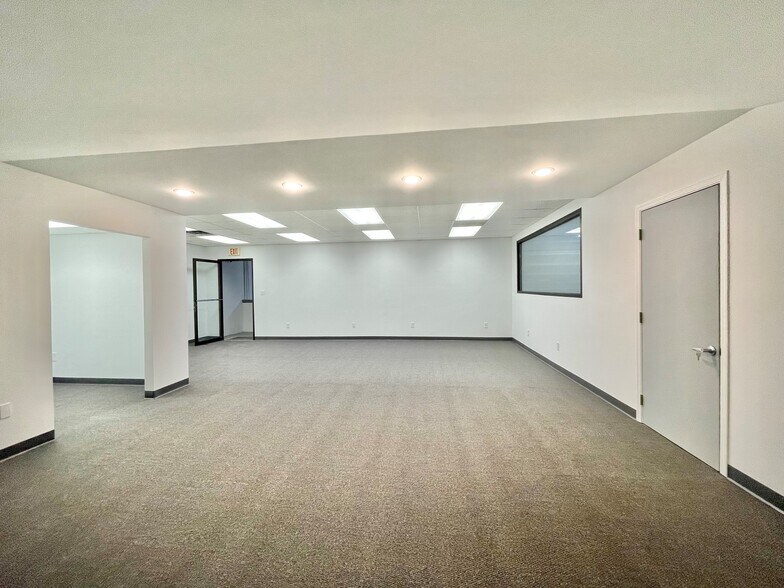 More Photos Of 630 W Lincoln Hwy, Merrillville Showroom For Lease