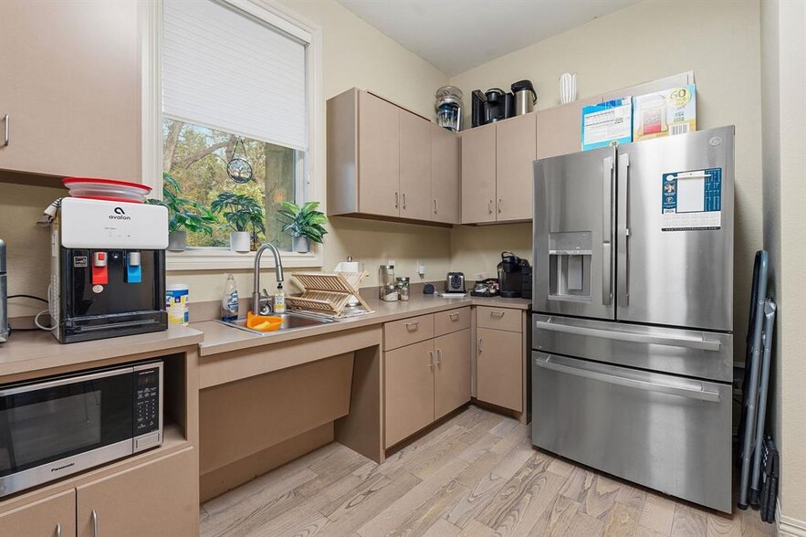 More Photos Of 5900 Southwest Pky, Austin Medical For Sale