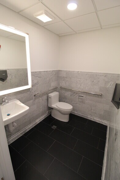 More Photos Of 710 N York Rd, Hinsdale Medical For Lease