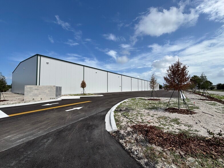 More Photos Of 3092 Oxbow Cir, Cocoa Industrial For Lease