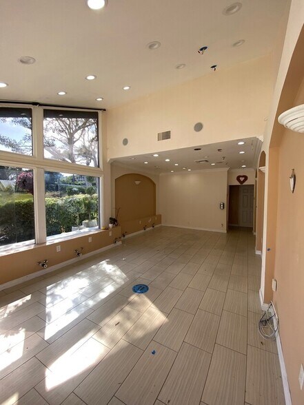 More Photos Of 6435-6437 Caminito Blythefield, La Jolla Office For Lease