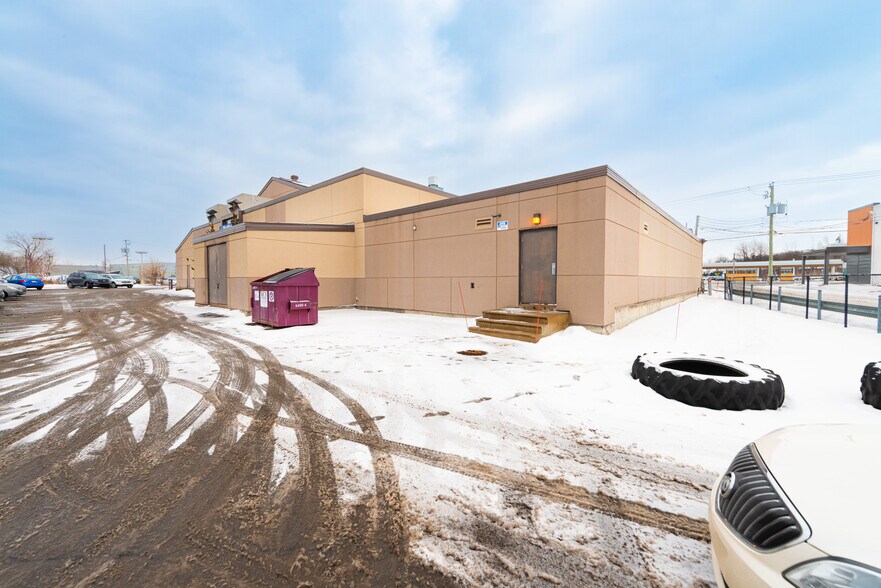 More Photos Of 47 Boul Saint-Jean-Baptiste, Châteauguay Sports And Entertainment For Lease