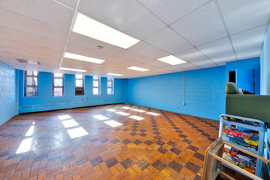 More Photos Of 5566 Kings Hwy, Brooklyn Schools For Lease
