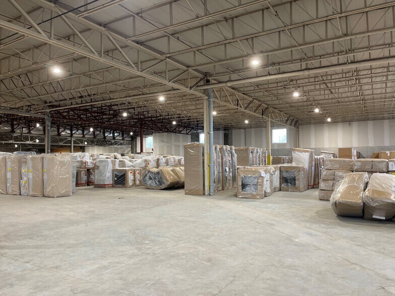 More Photos Of 131 Boul Hymus, Pointe-claire Industrial For Lease
