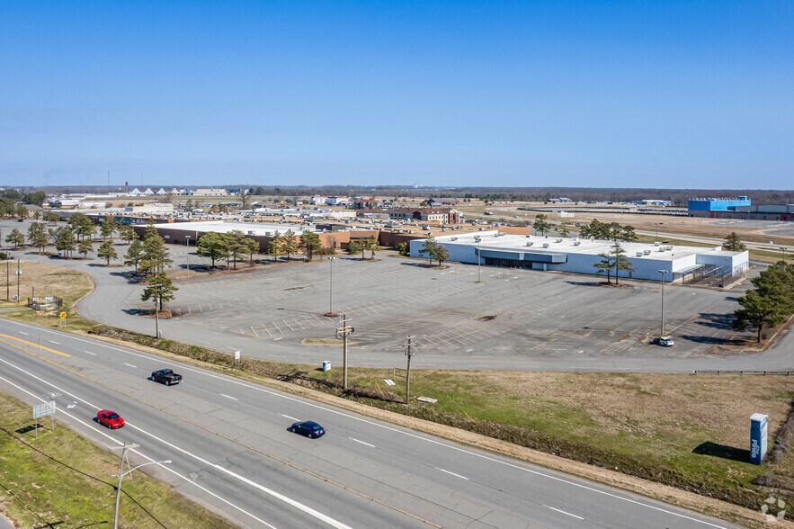 More Photos Of 2901 Pines Mall Dr, Pine Bluff Department Store For Sale
