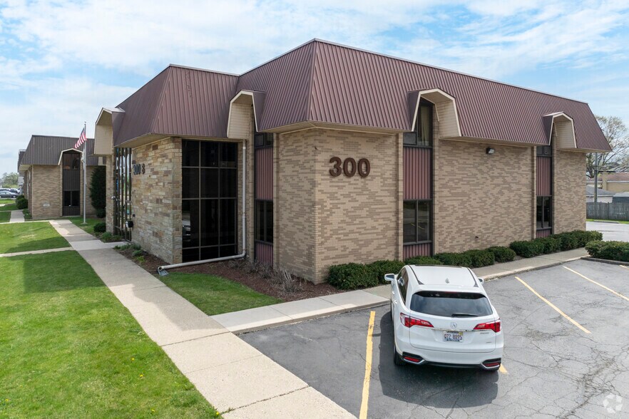 More Photos Of 300 W Lake St, Elmhurst Office For Sale