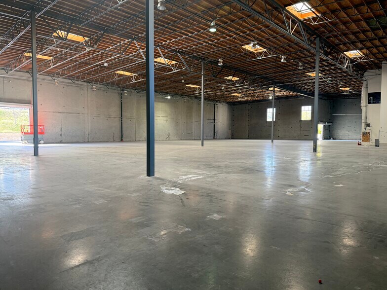 More Photos Of 20758 Centre Pointe Pky, Santa Clarita Warehouse For Lease