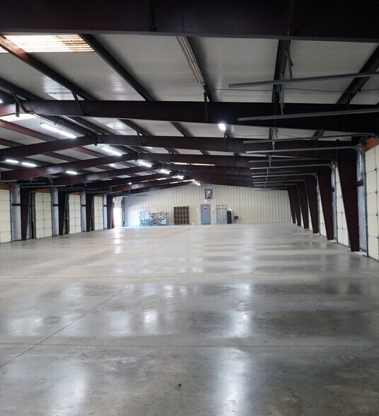 More Photos Of 150 Ayers Blvd, Belpre Light Distribution For Lease