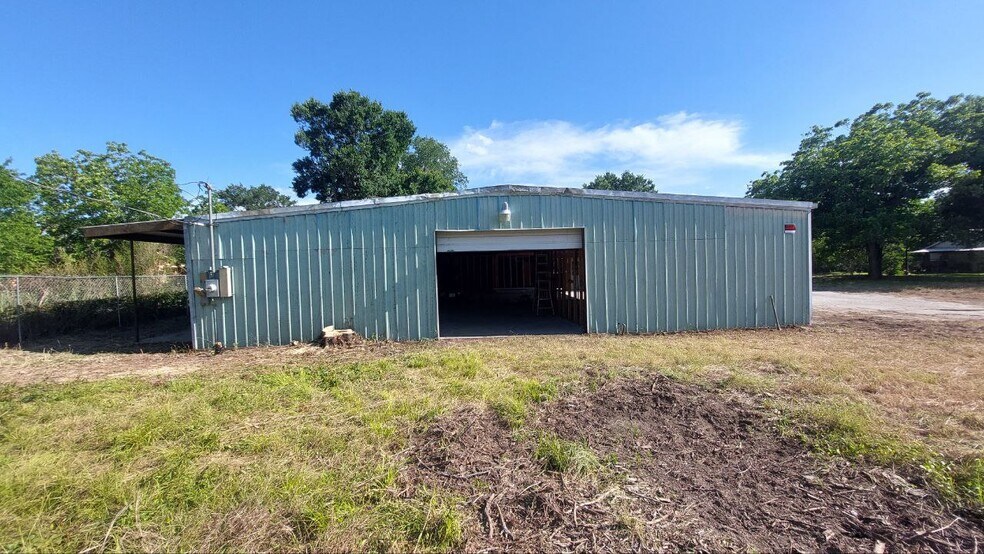 More Photos Of 610 New York St, Navasota Flex For Lease