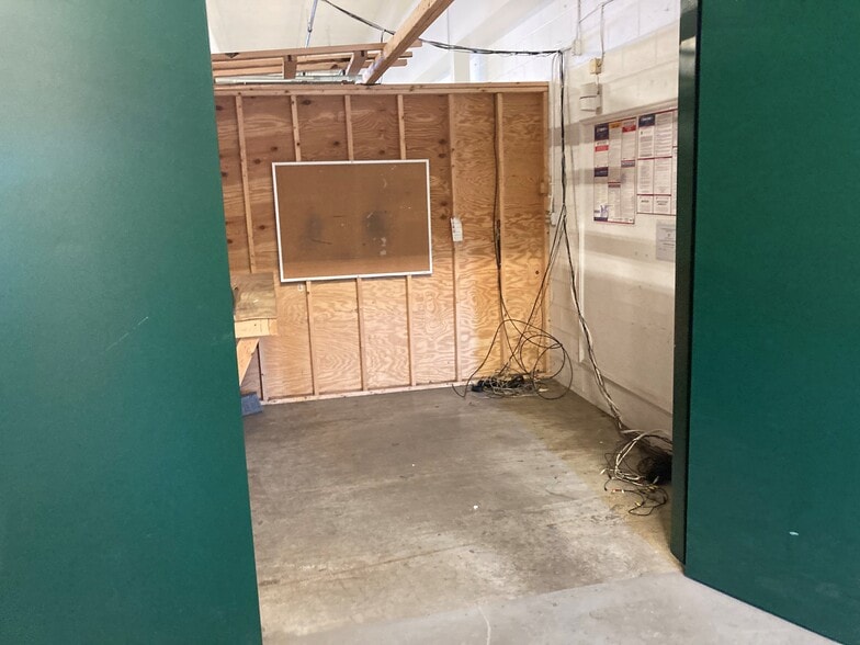 More Photos Of 53-101 Venturi Ave, Warwick Distribution For Lease