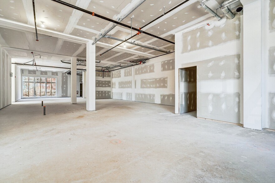 More Photos Of 689 Boul Saint-Jean-Baptiste, Mercier Storefront Retail Office For Lease