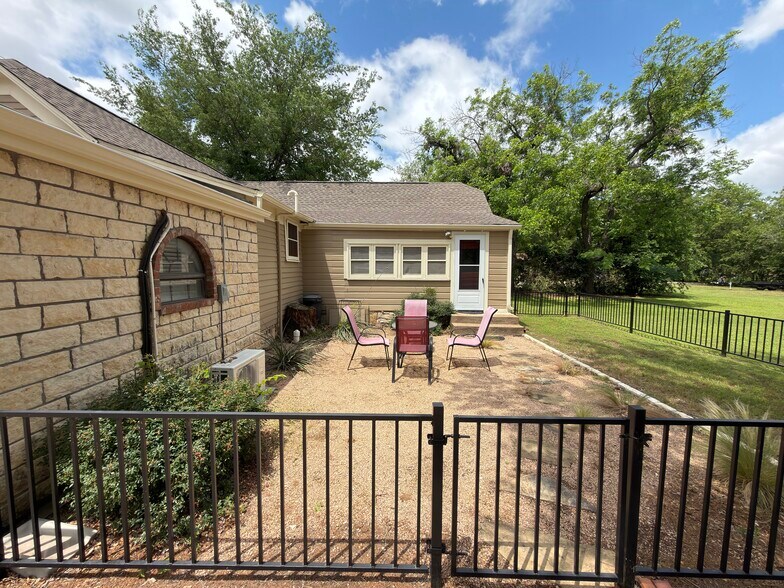 More Photos Of 902 W Pearl St, Granbury Office For Lease