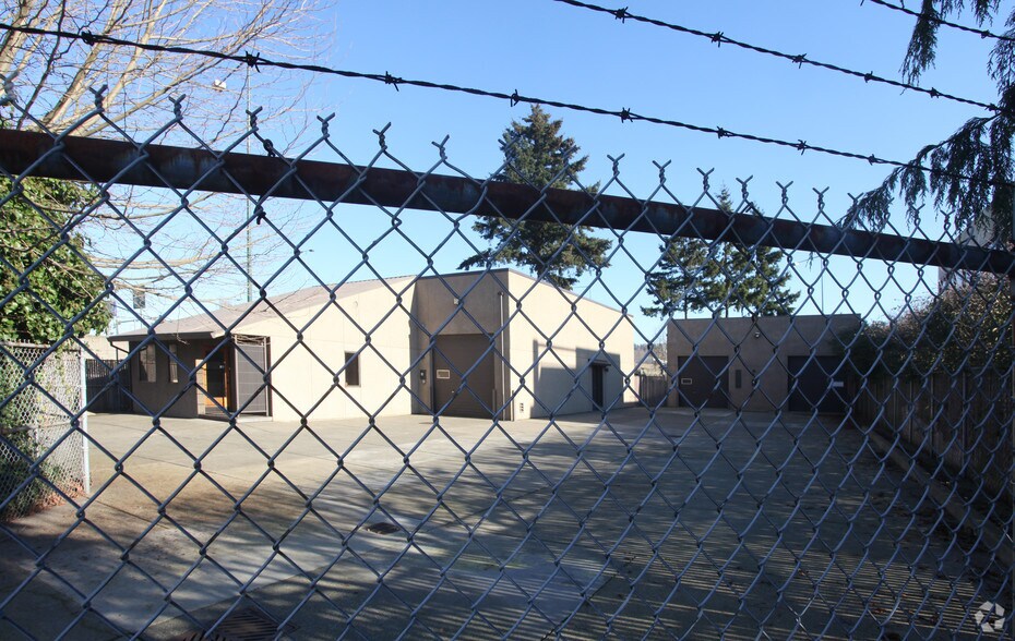 More Photos Of 1402 Maple Ave, Renton Flex For Lease