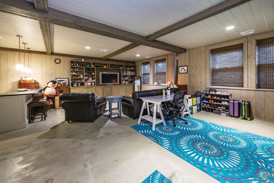 More Photos Of 31 N Main St, East Hampton Hospitality For Sale