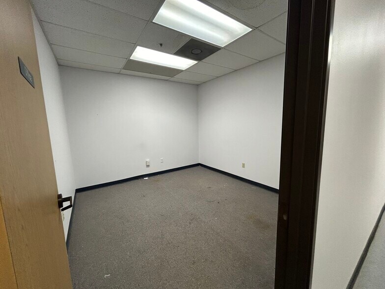 More Photos Of 3215 W Oak St, Palestine Medical For Lease