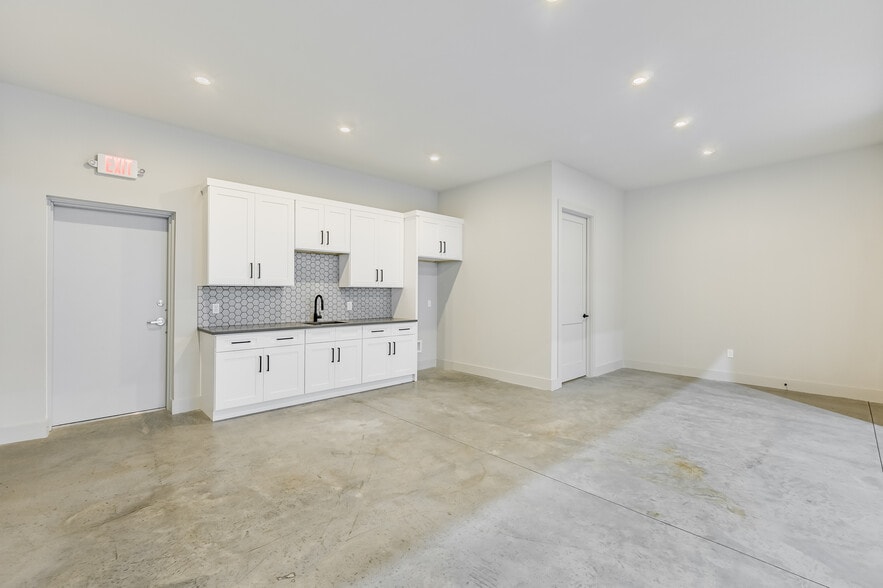 More Photos Of 15210 Fitzhugh Rd, Austin Light Distribution For Lease