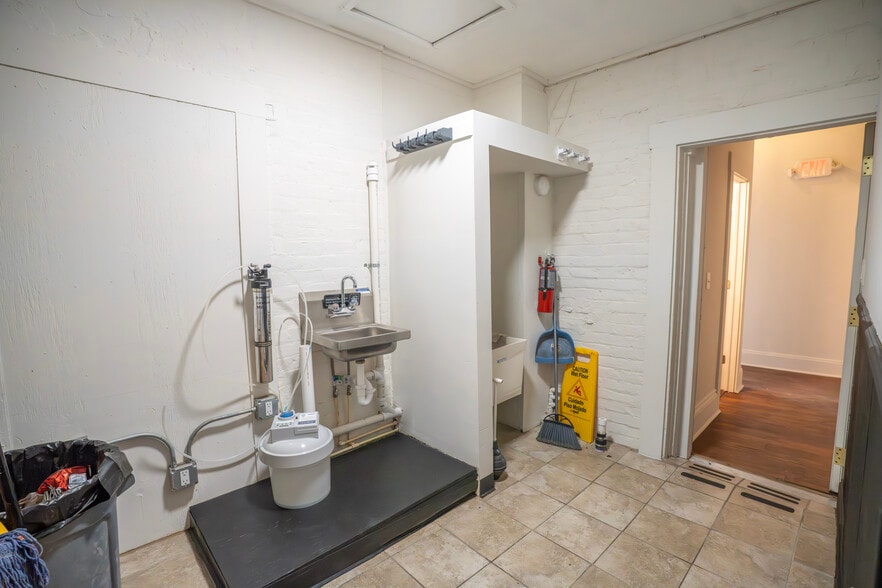 More Photos Of 824 Elm St, Cincinnati Storefront Retail Residential For Lease