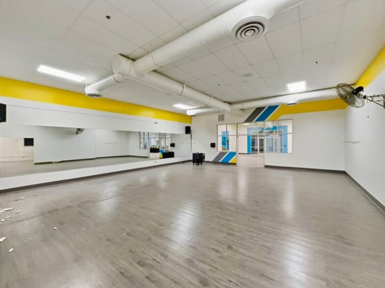 More Photos Of 145 Paragon Ln, El Paso General Retail For Sale