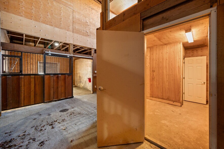 More Photos Of 3051 Eldridge Rd, Abbotsford Office For Sale