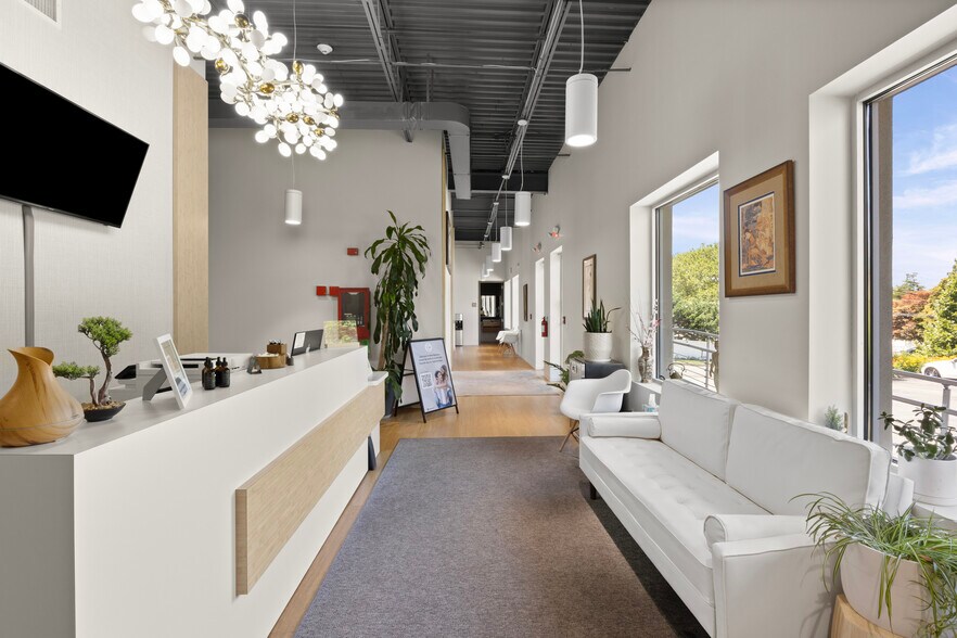 More Photos Of 607 W Jericho Tpke, Huntington General Retail For Lease
