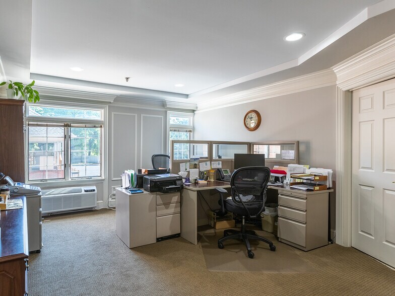 More Photos Of 301 W Roosevelt Rd, Wheaton Office For Lease