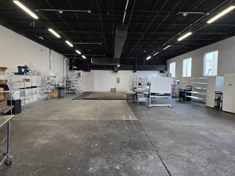 More Photos Of 8030 N Lawndale Ave, Skokie Warehouse For Sale