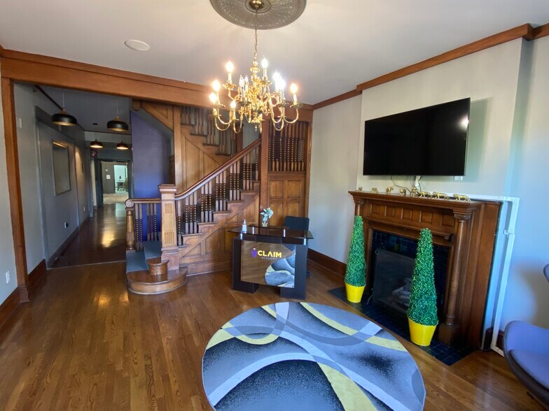 More Photos Of 4356 Lindell Blvd, Saint Louis Restaurant For Sale