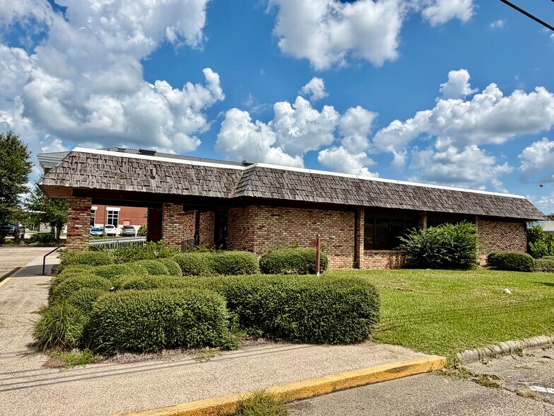 More Photos Of 906 Sixth Ave, Picayune Office For Sale