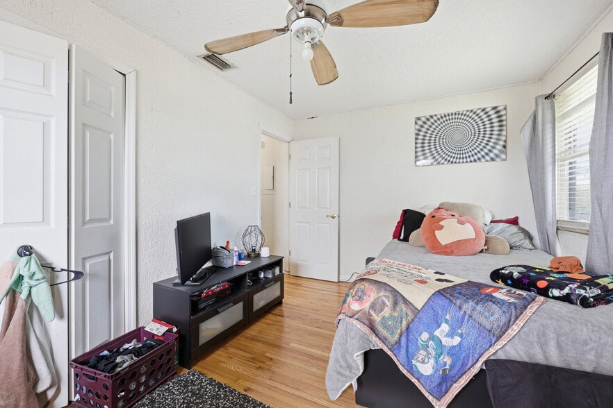 More Photos Of 218 19th Ave N, Jacksonville Beach Apartments For Sale